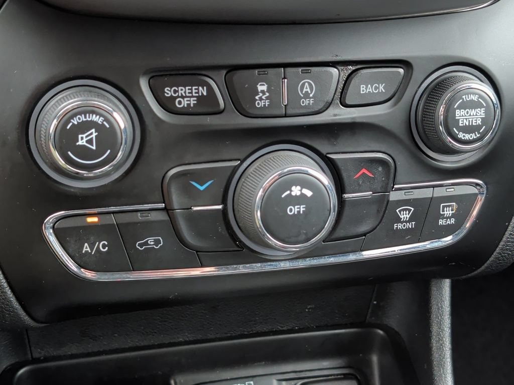 Used 2018 Jeep Cherokee Latitude Plus w/ Cold Weather Group AWD/4WD image 23