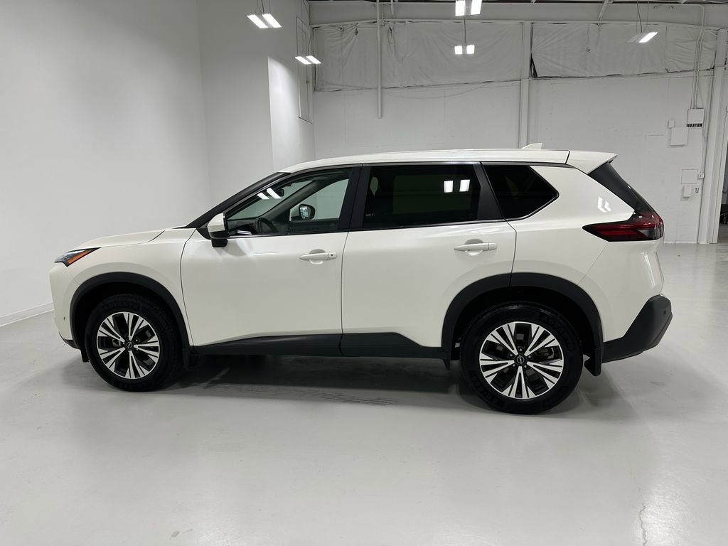 Used 2023 Nissan Rogue SV image 2
