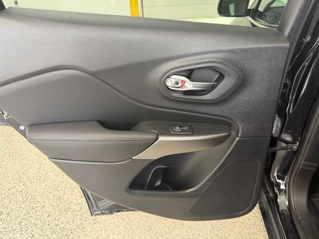Used 2022 Jeep Cherokee Latitude Lux w/ Mopar Interior Package AWD/4WD image 26