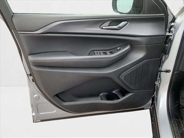 New 2025 Jeep Grand Cherokee Altitude image 9