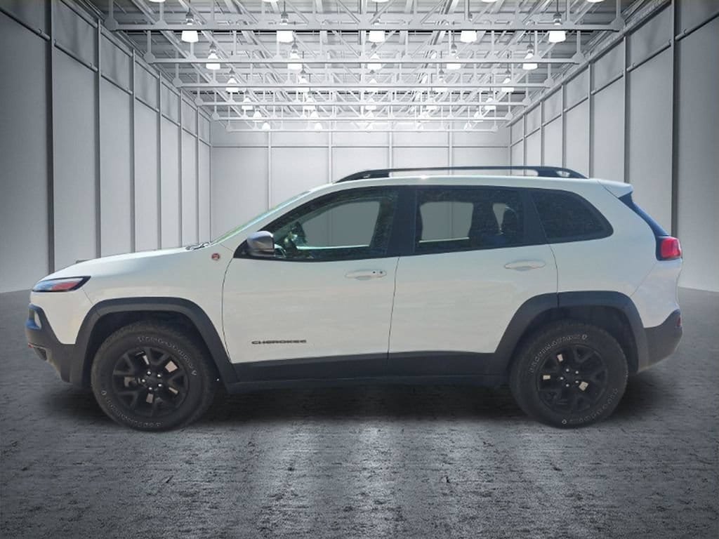 Used 2017 Jeep Cherokee Trailhawk AWD/4WD image 2
