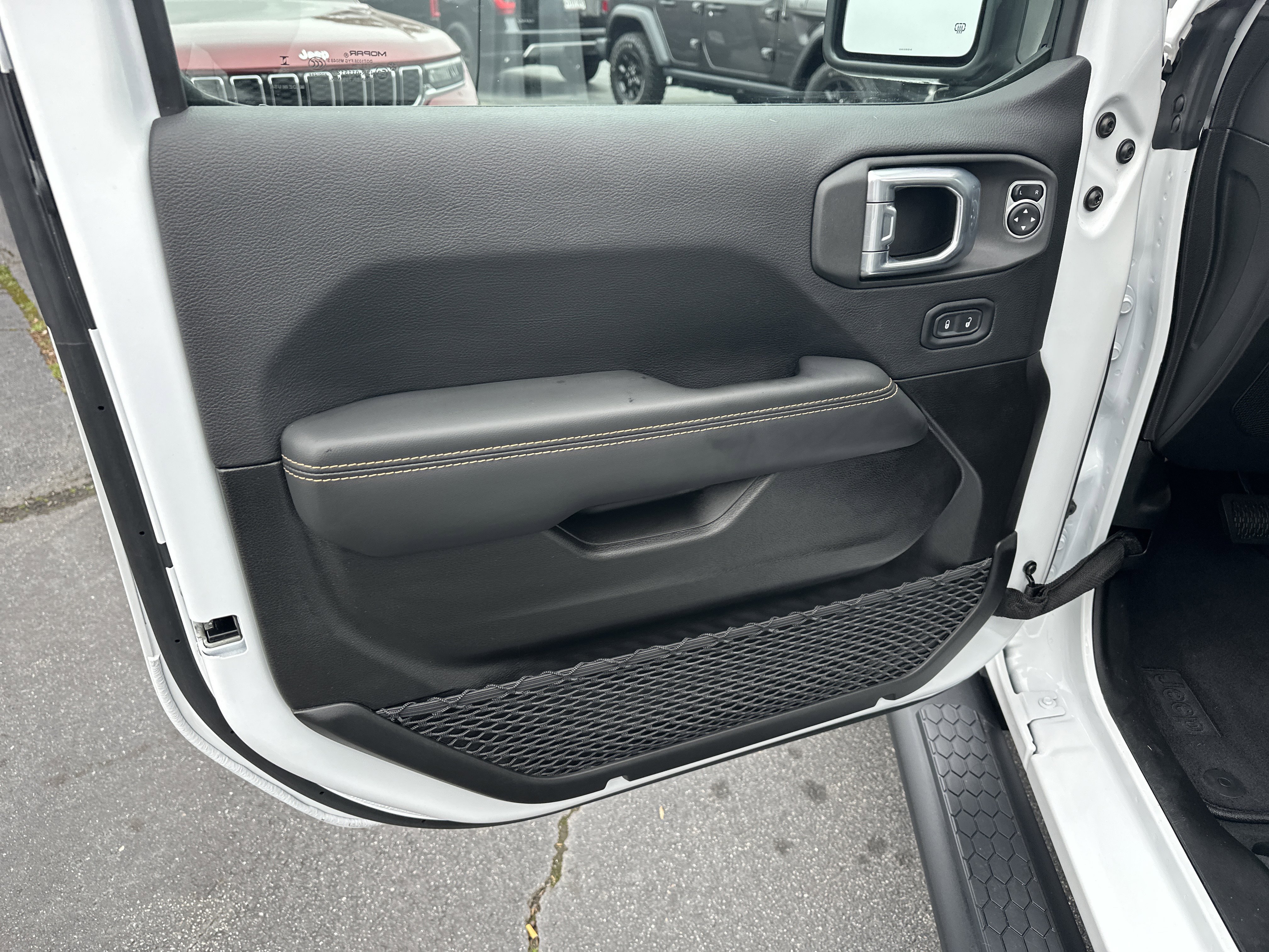 Used 2025 Jeep Wrangler Sahara w/ Safety Group image 12