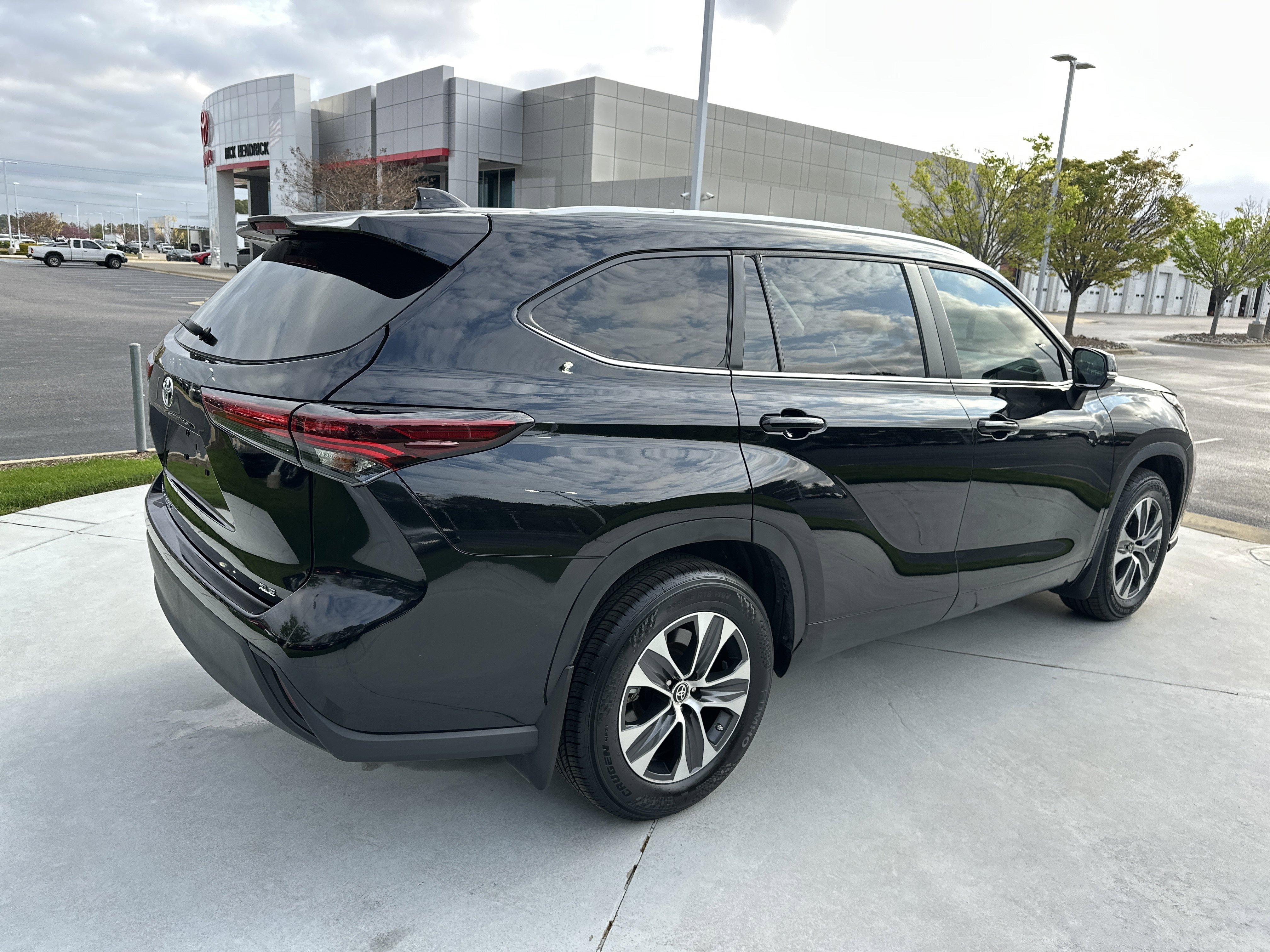 Used 2024 Toyota Highlander XLE image 10