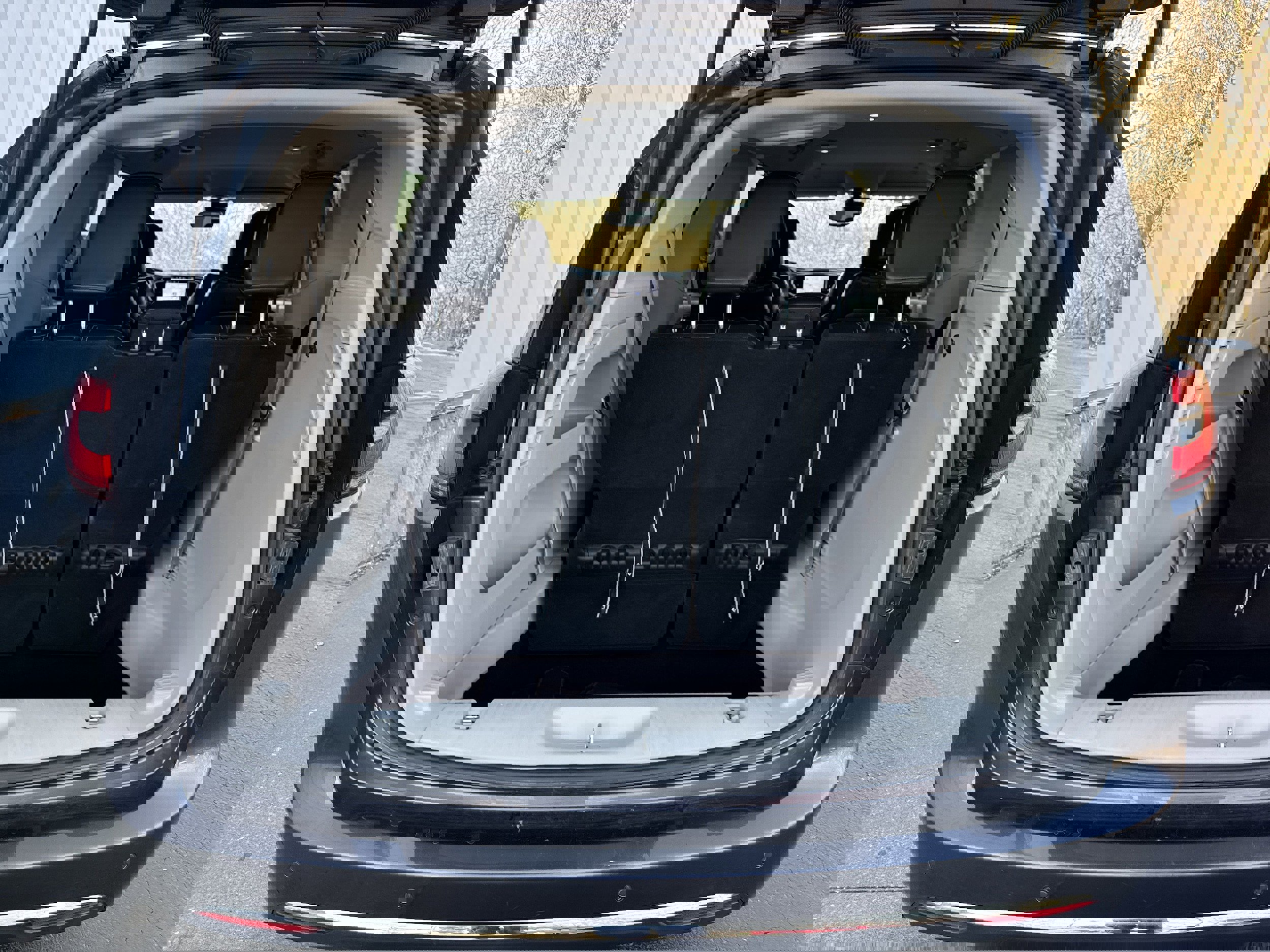 Used 2023 Chrysler Pacifica Touring-L image 11