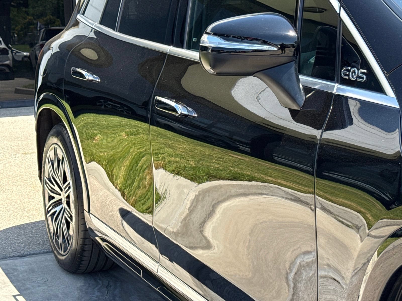 Used 2023 Mercedes-Benz EQS 580 4MATIC SUV w/ Pinnacle Trim Package image 9