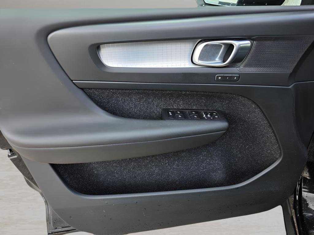 Used 2020 Volvo XC40 T5 Momentum image 17