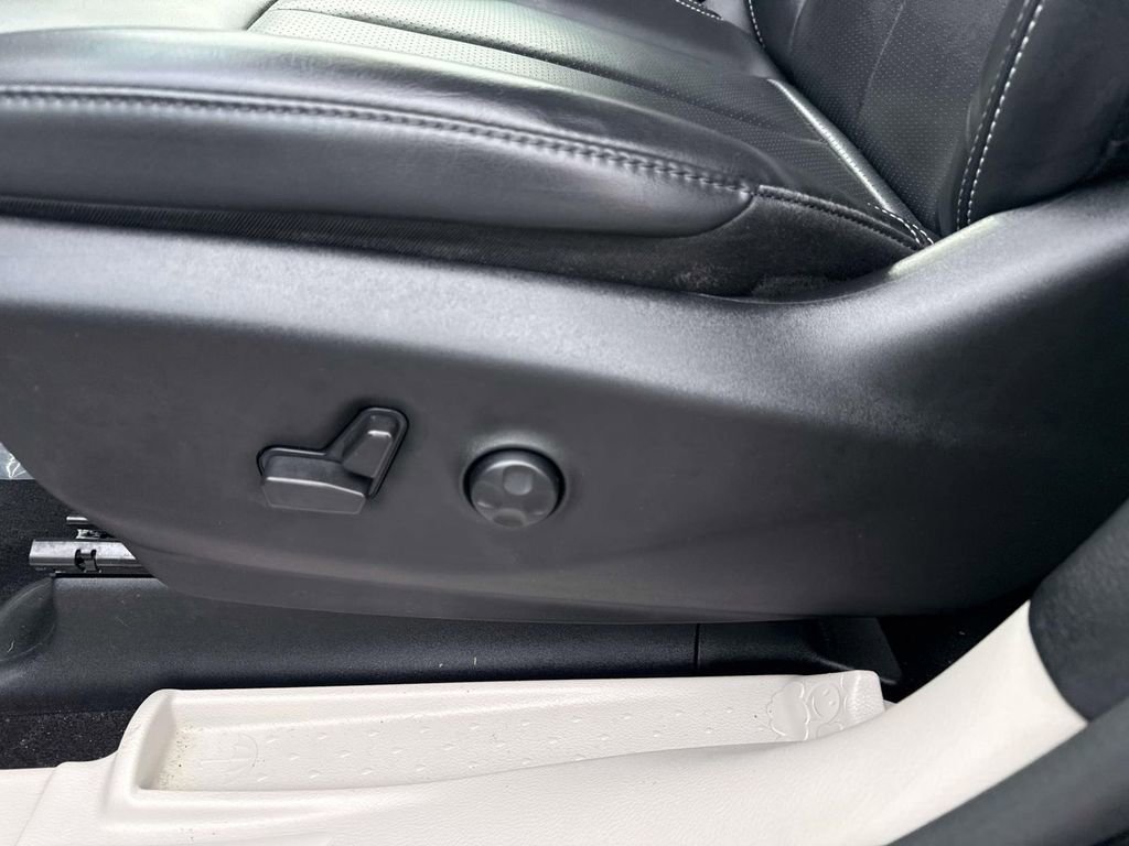 Used 2023 Chrysler Pacifica Touring-L image 13