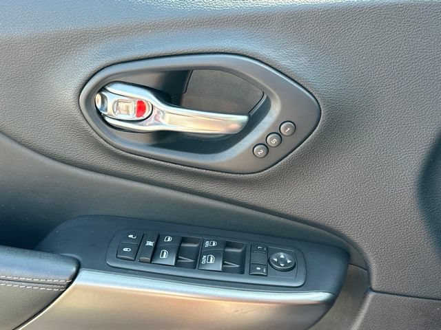 Used 2020 Jeep Cherokee Limited w/ Luxury Group AWD/4WD image 13