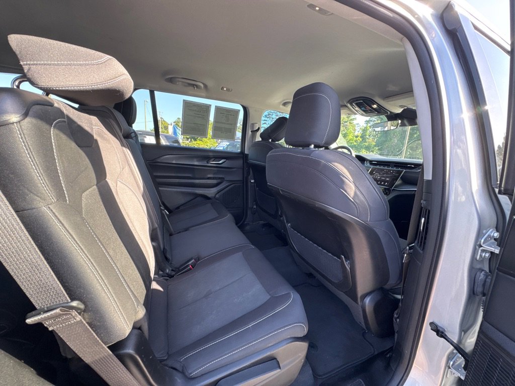 Used 2023 Jeep Grand Cherokee L Laredo image 9