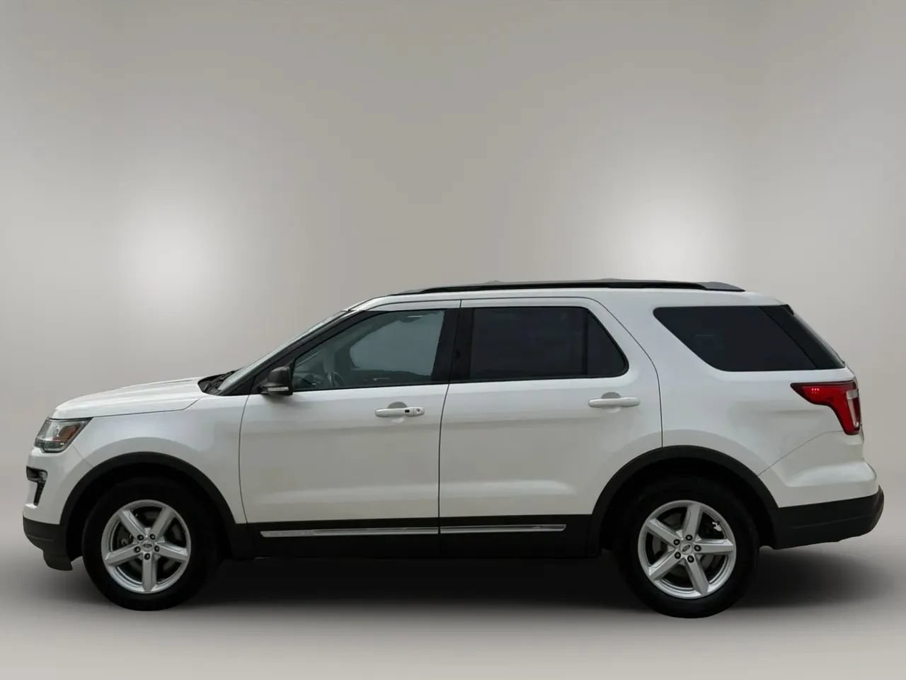 Used 2019 Ford Explorer XLT w/ Equipment Group 202A FWD image 4
