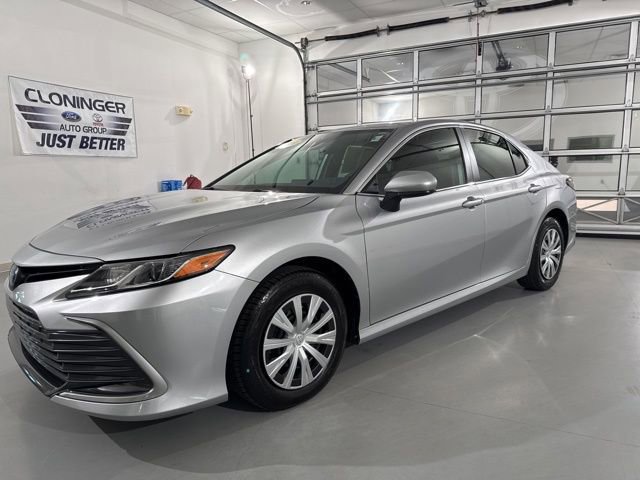 Used 2022 Toyota Camry LE image 4