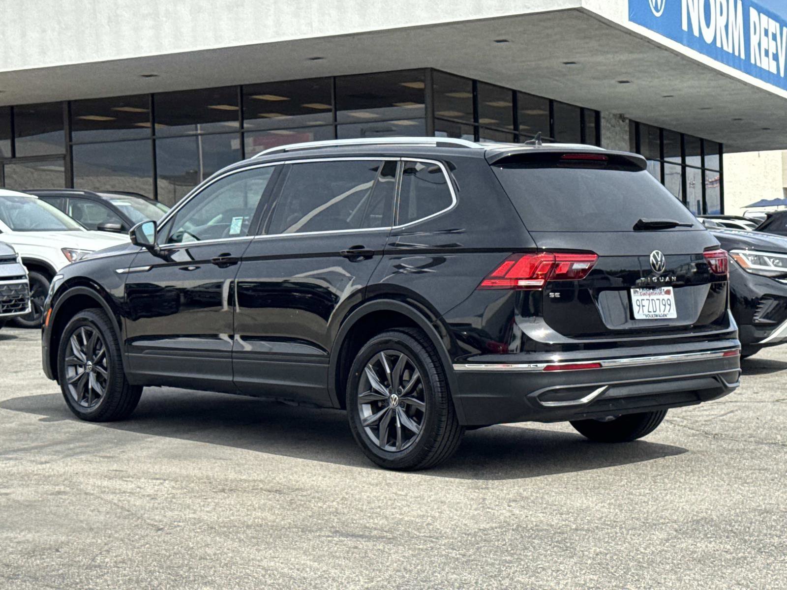Certified 2023 Volkswagen Tiguan SE w/ Panoramic Sunroof Package image 3