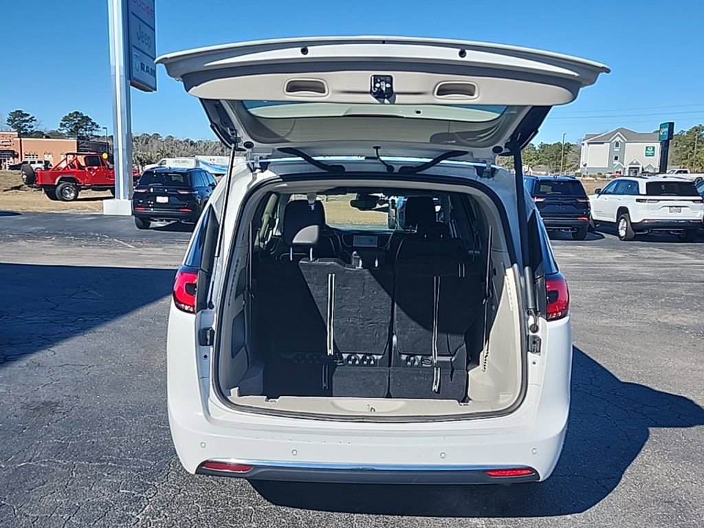 Used 2024 Chrysler Pacifica Touring-L image 28