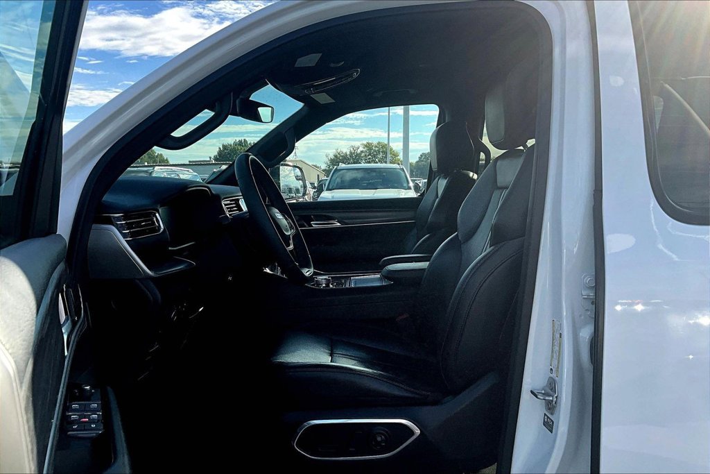 Used 2024 Jeep Wagoneer Series II AWD/4WD image 27