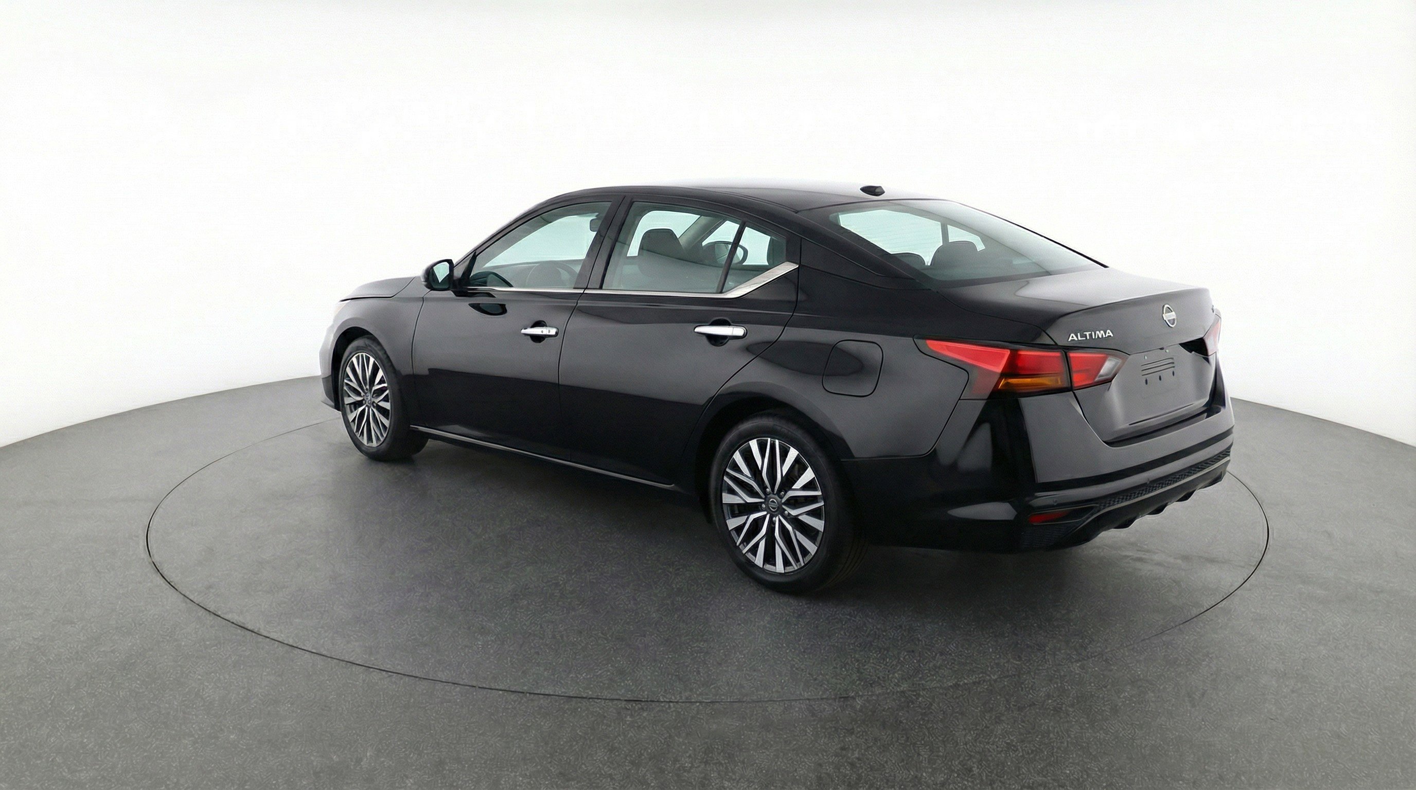 Used 2025 Nissan Altima 2.5 SV FWD image 6