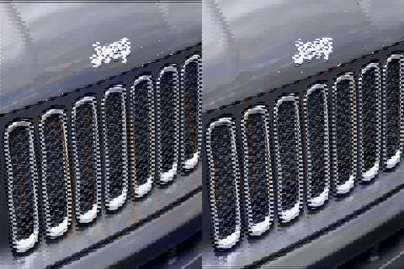 Used 2015 Jeep Renegade Latitude w/ Popular Equipment Group image 29