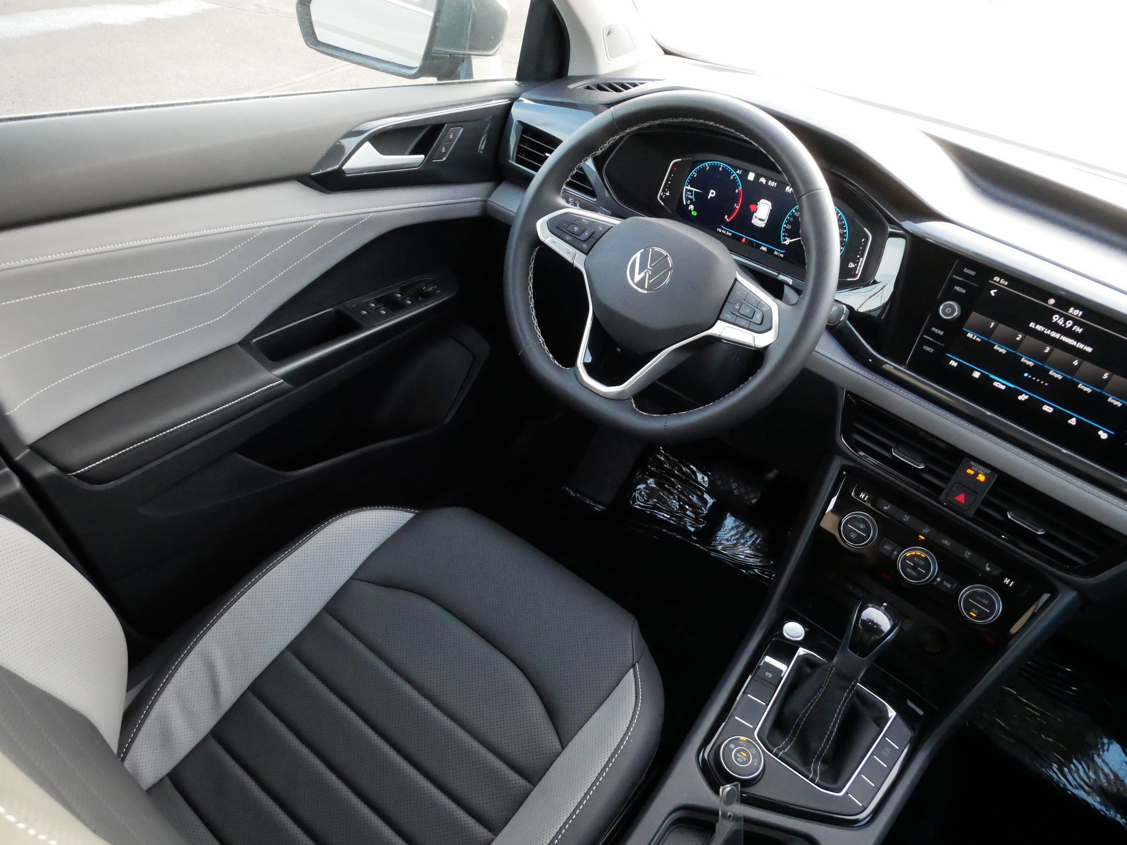 Certified 2024 Volkswagen Taos SEL image 9