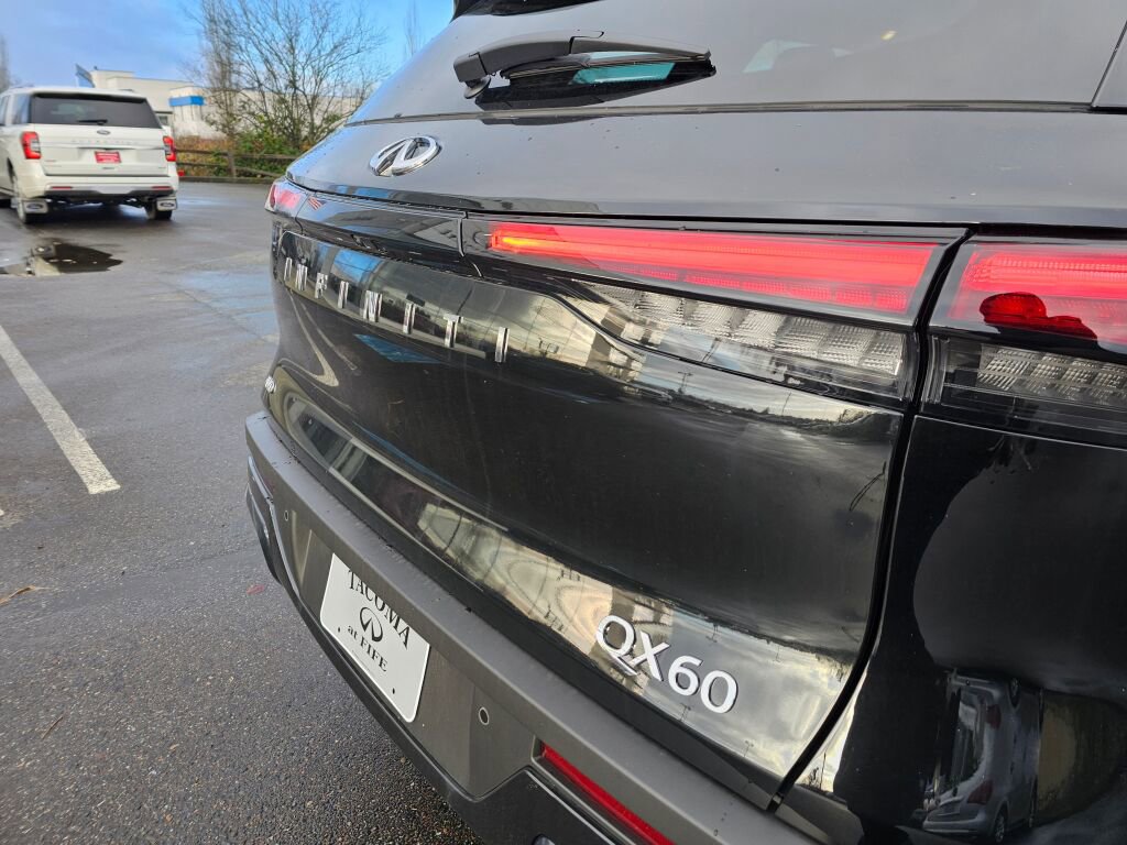 New 2025 INFINITI QX60 Luxe image 18