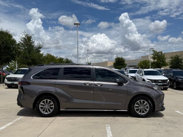 Used 2023 Toyota Sienna LE w/ LE Plus Package FWD image 7