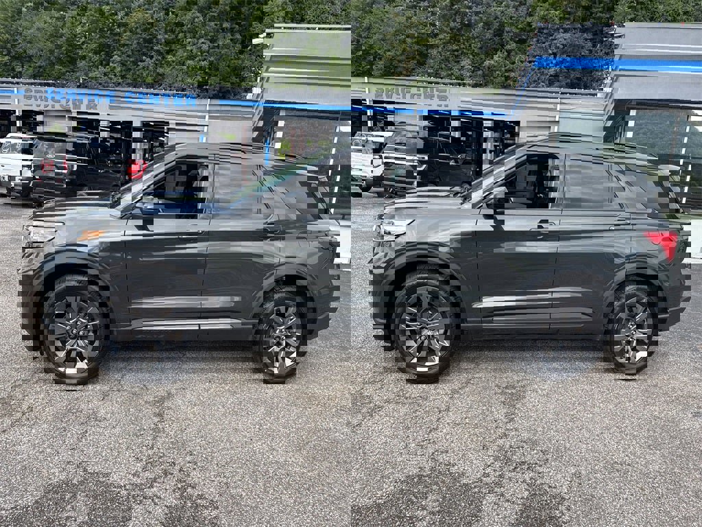 Used 2022 Ford Explorer XLT w/ Equipment Group 202A image 9