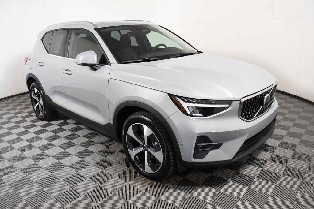 Used 2025 Volvo XC40 B5 Plus AWD/4WD image 8