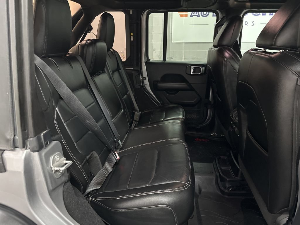 Used 2018 Jeep Wrangler Unlimited Sahara AWD/4WD image 32