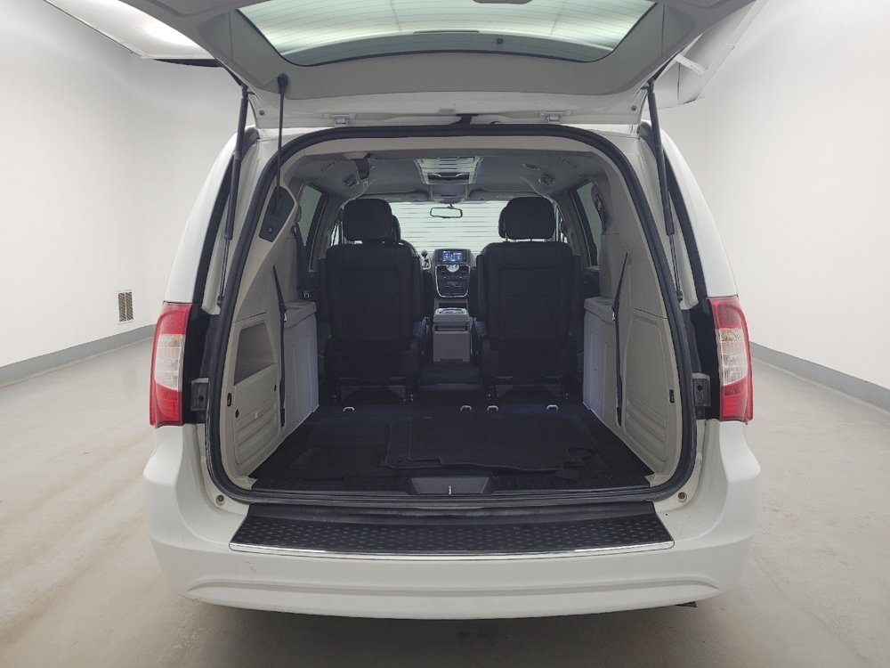 Used 2016 Chrysler Town & Country Touring FWD image 29