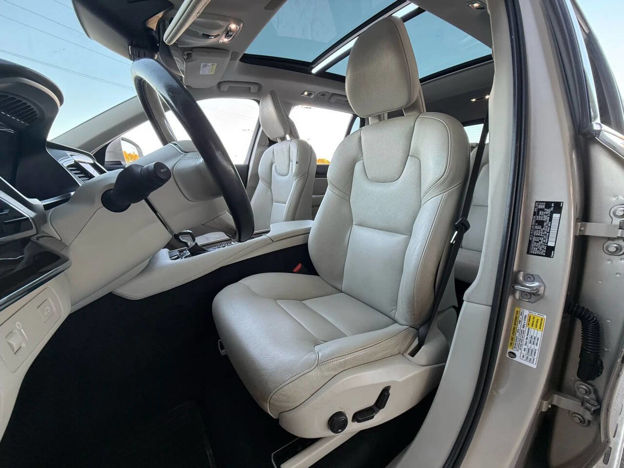 Used 2016 Volvo XC90 T6 Momentum w/ Momentum Plus Package image 10