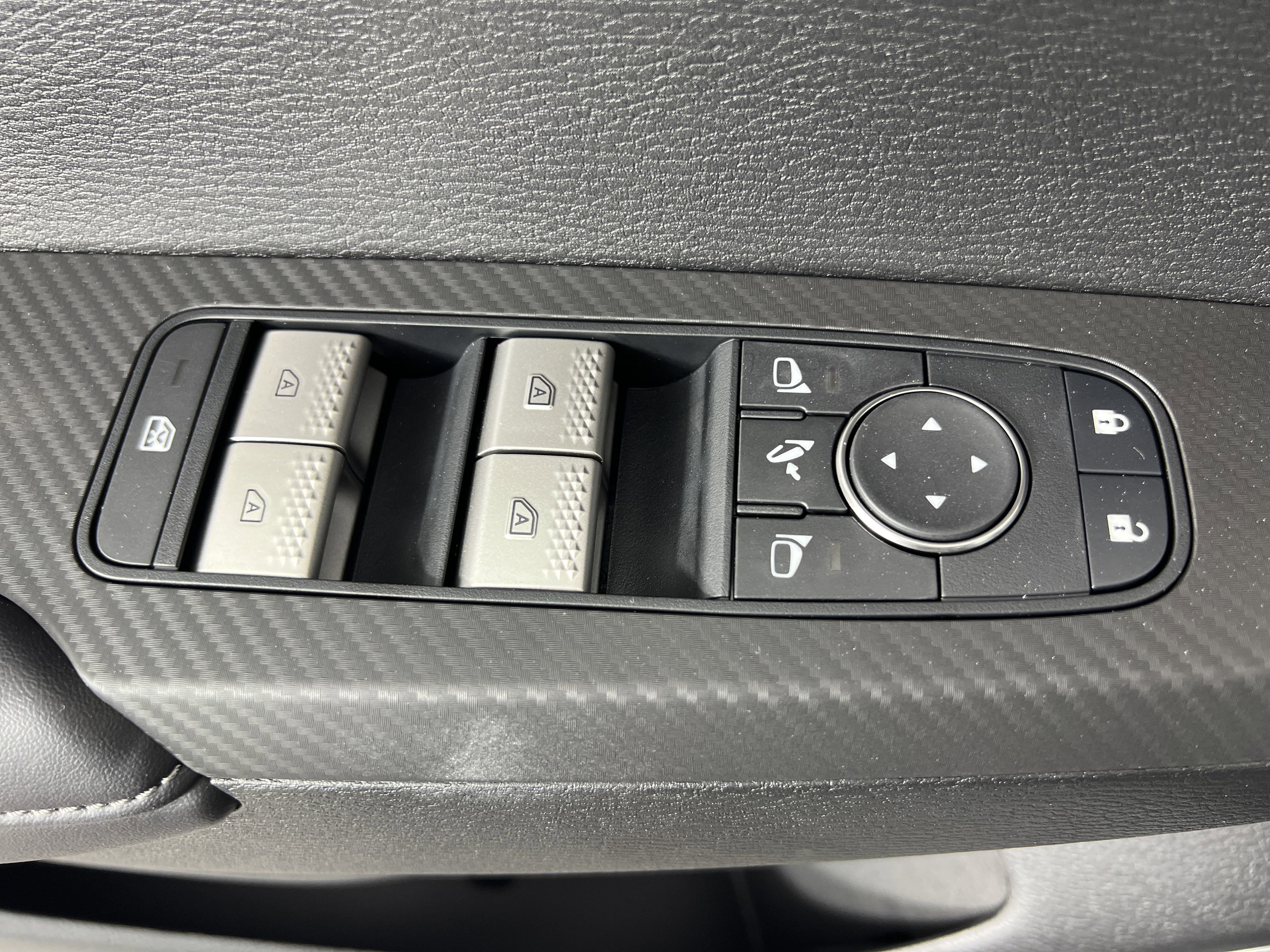 New 2025 Mitsubishi Outlander SE image 8
