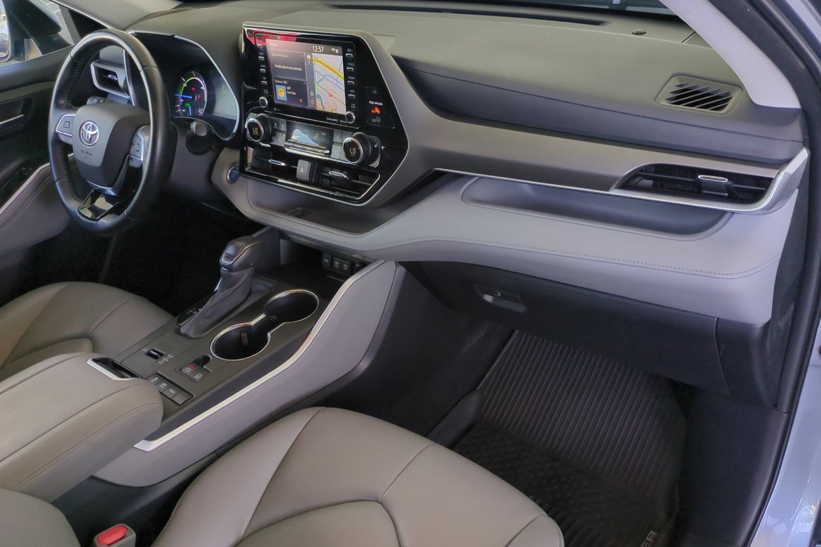 Used 2020 Toyota Highlander XLE AWD/4WD image 19