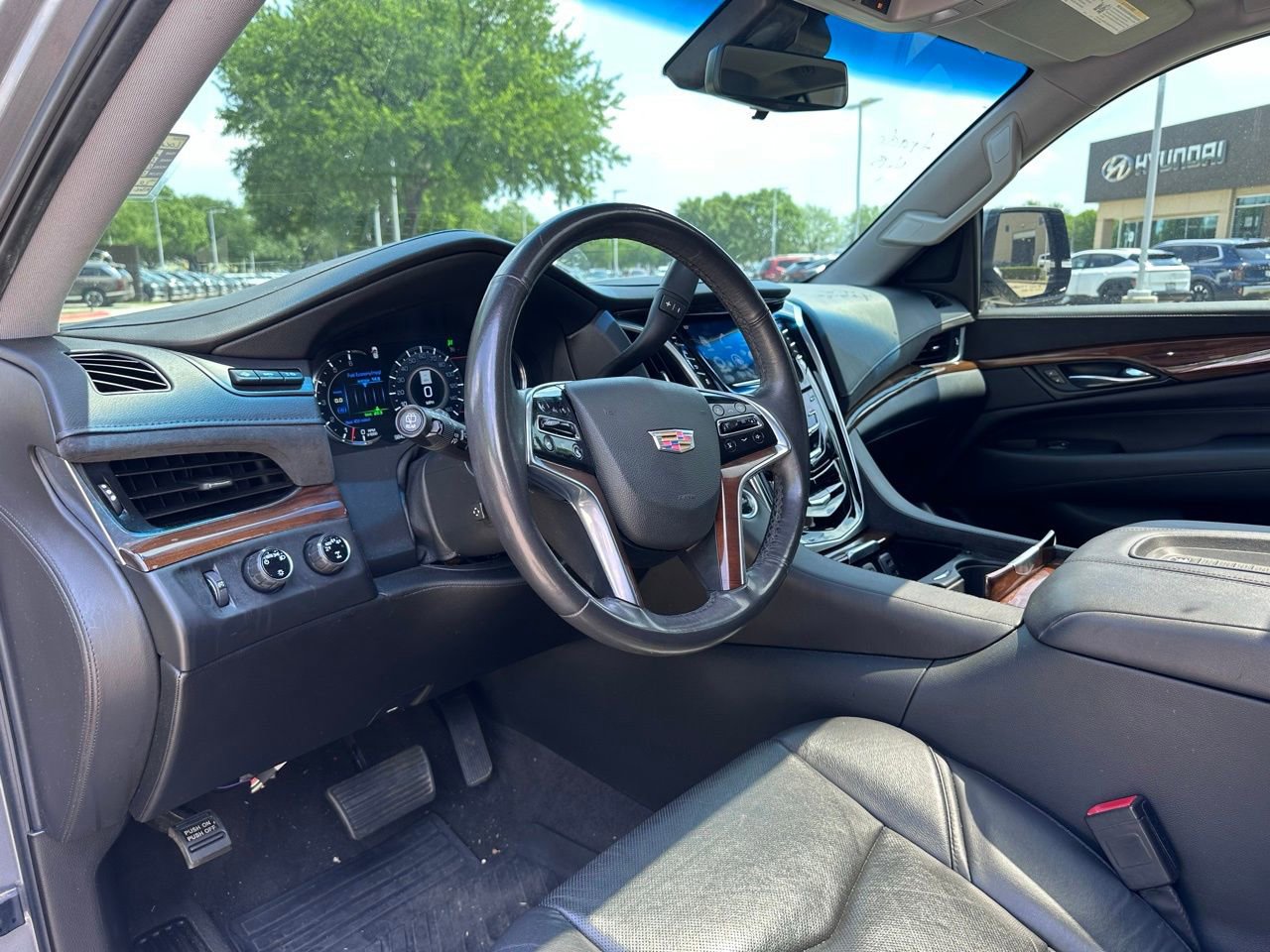 Used 2020 Cadillac Escalade Luxury w/ Escalade Sport Edition image 27