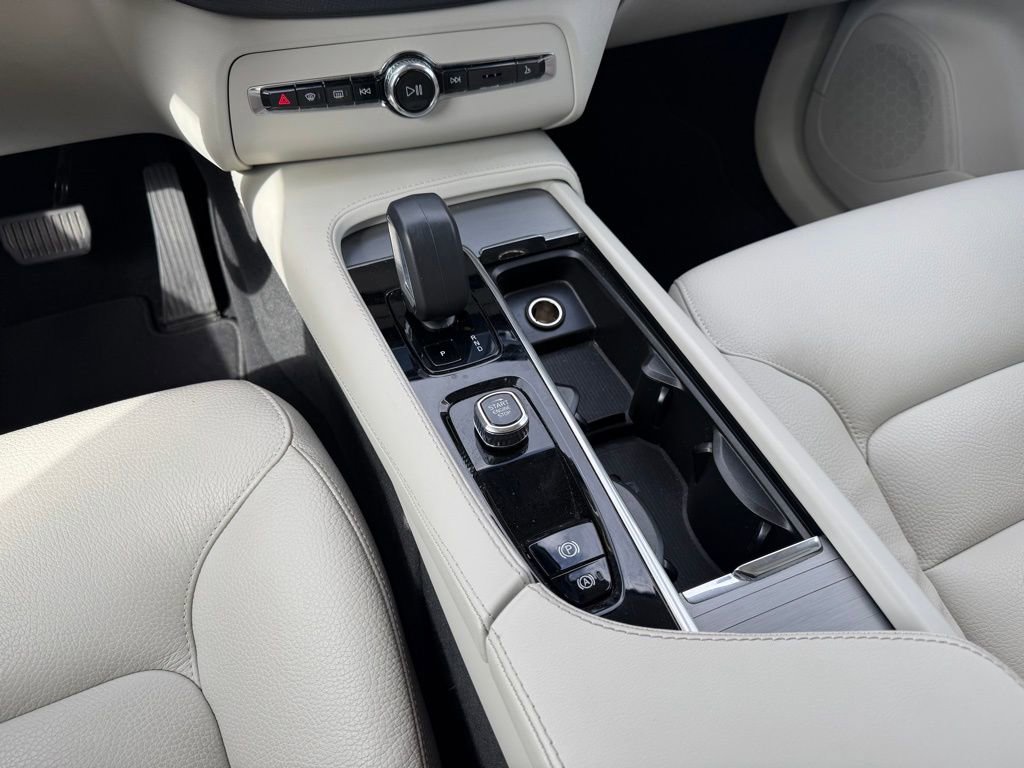 Used 2023 Volvo XC90 B5 Core image 16