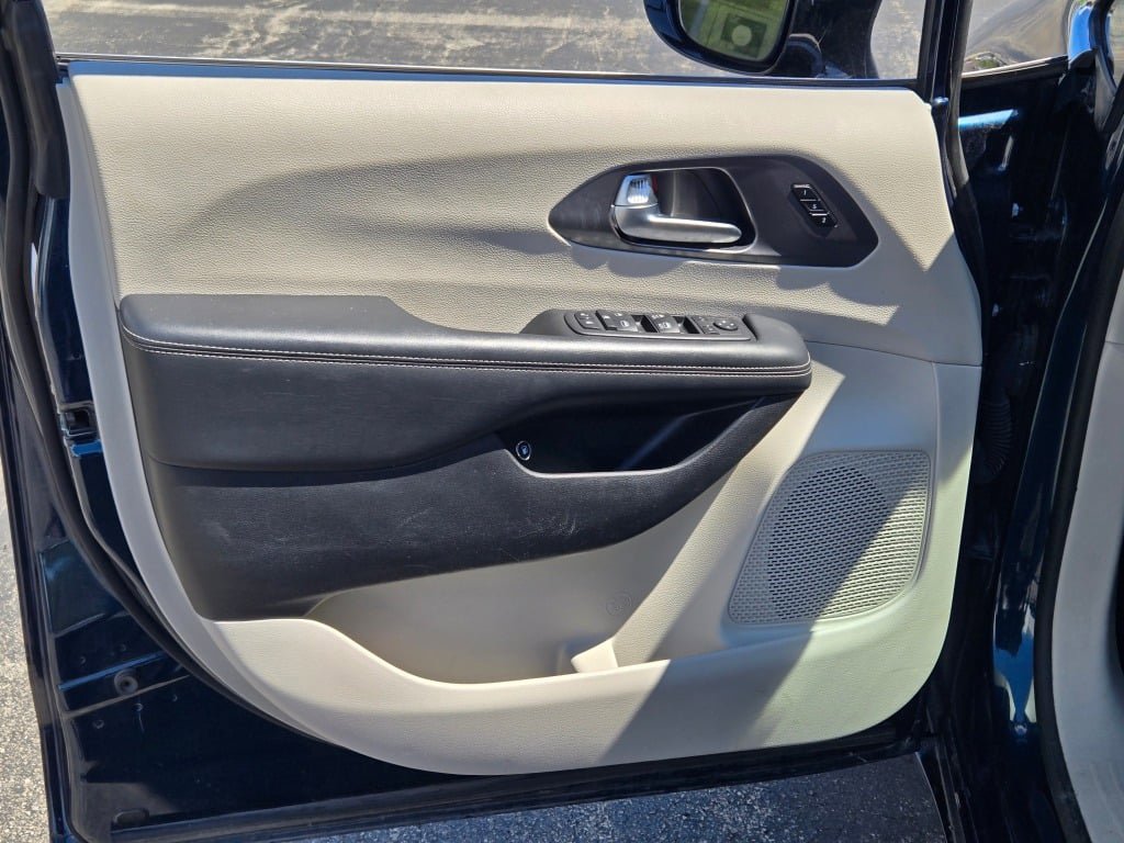 Used 2024 Chrysler Pacifica Select image 20
