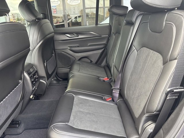 New 2025 Jeep Grand Cherokee Altitude image 15