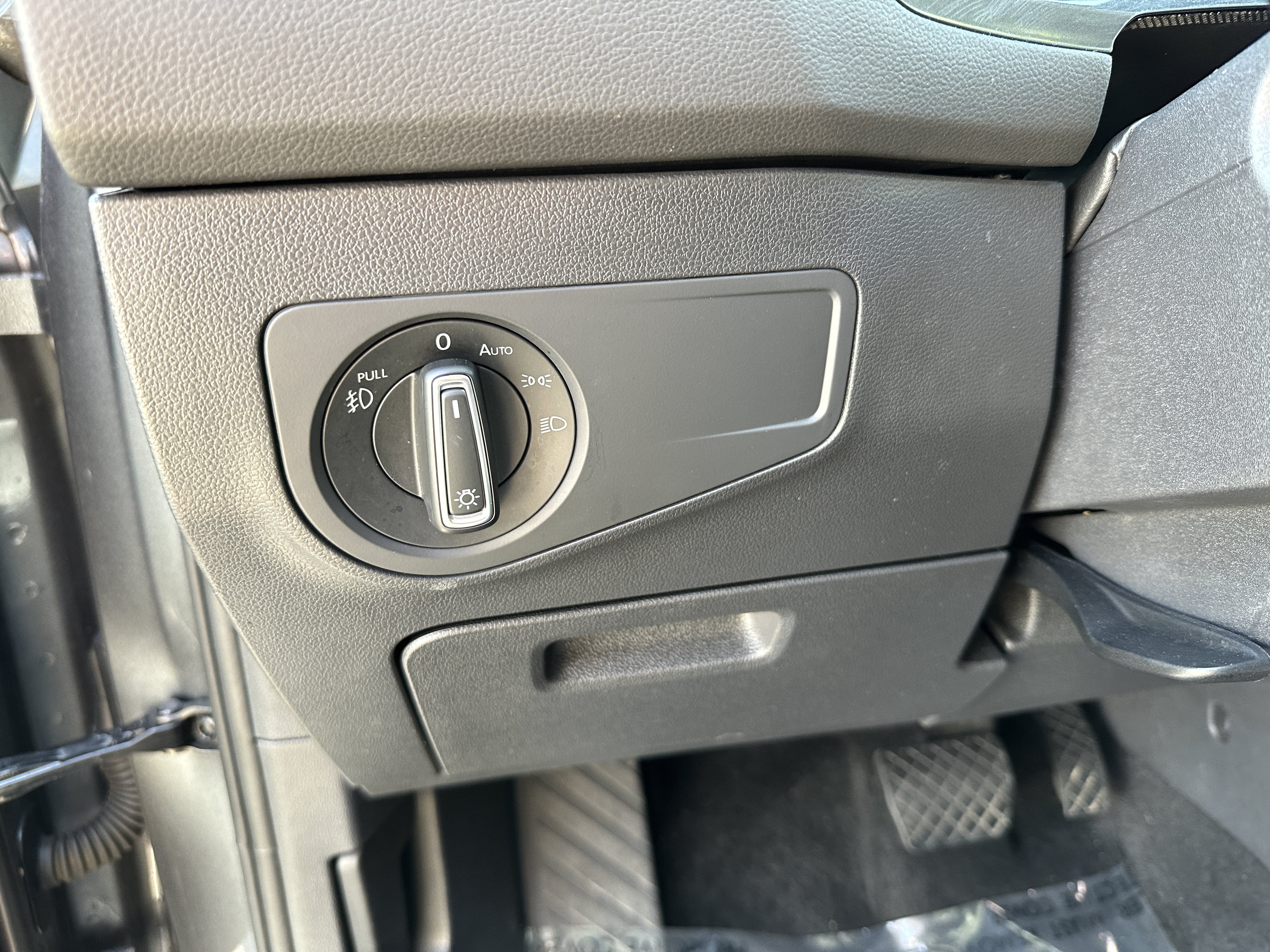 Used 2020 Volkswagen Tiguan SEL AWD/4WD image 28