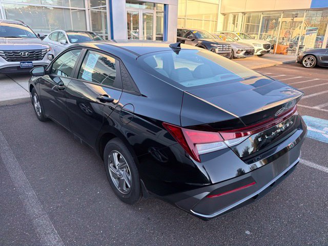Certified 2025 Hyundai Elantra SE FWD image 9