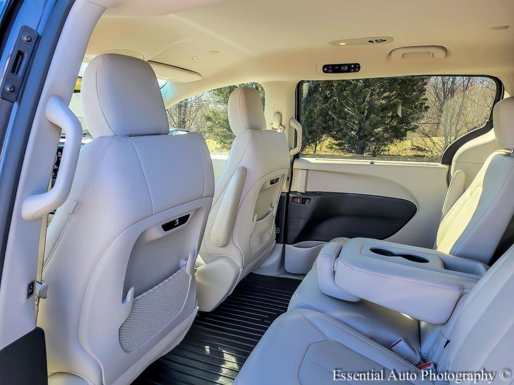 Used 2019 Chrysler Pacifica Touring-L w/ Advanced Safetytec Group image 12