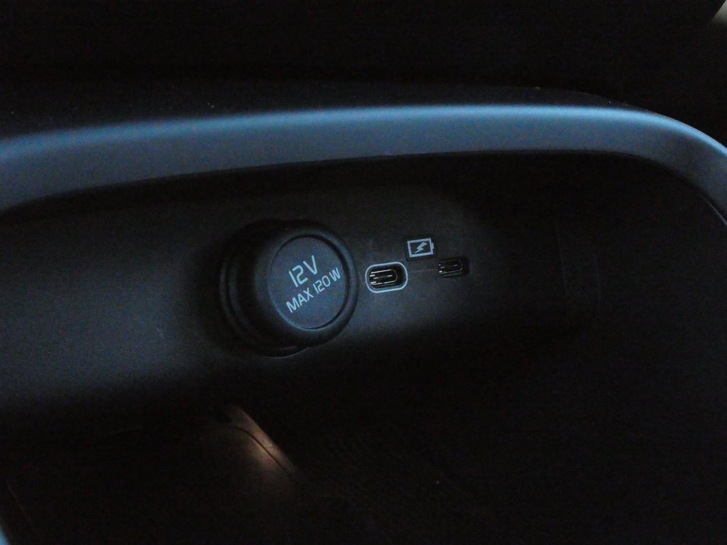 Used 2024 Volvo XC40 B5 Plus image 13