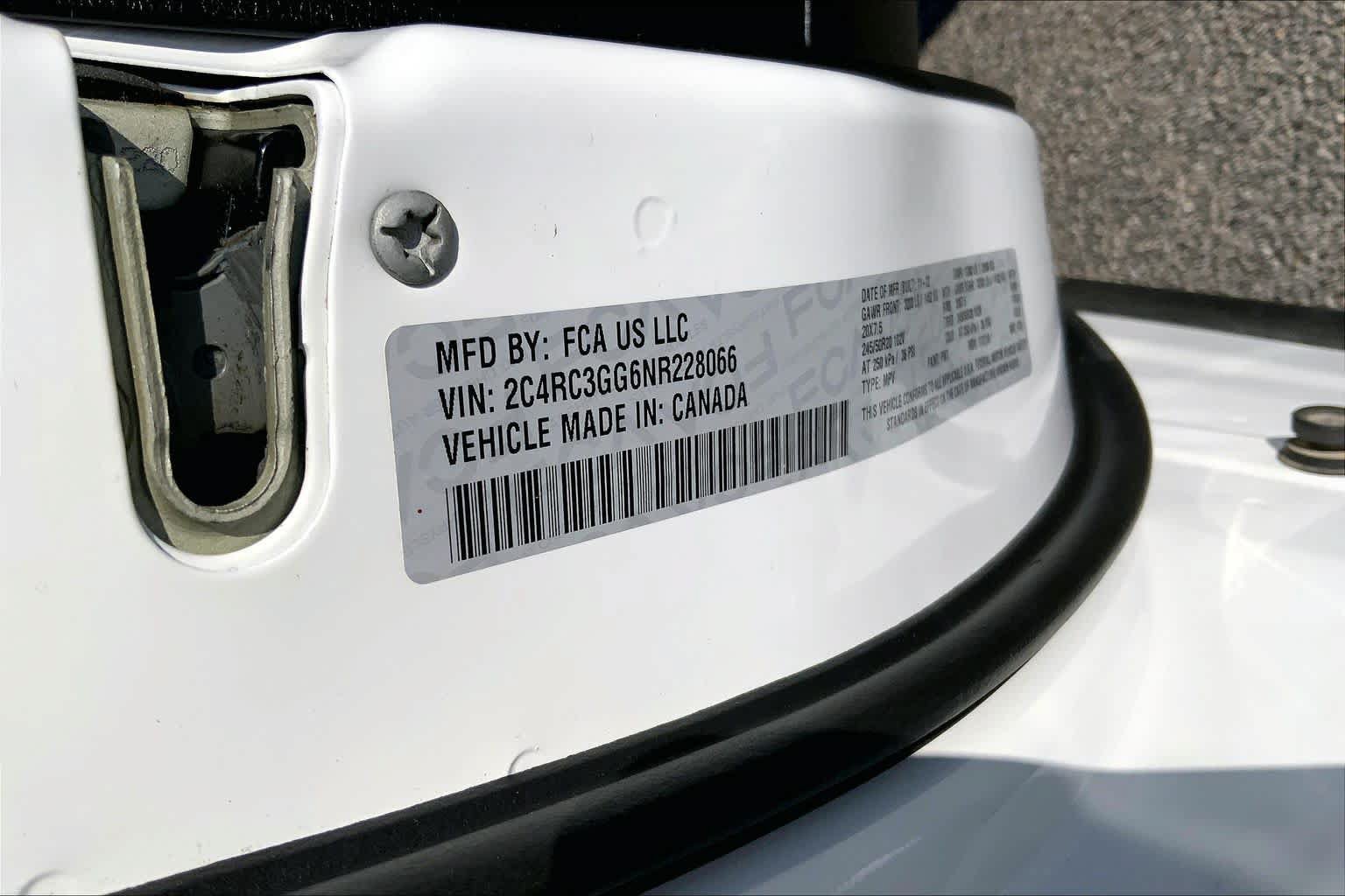 Used 2022 Chrysler Pacifica Limited w/ Uconnect Theater Family Group AWD/4WD image 32