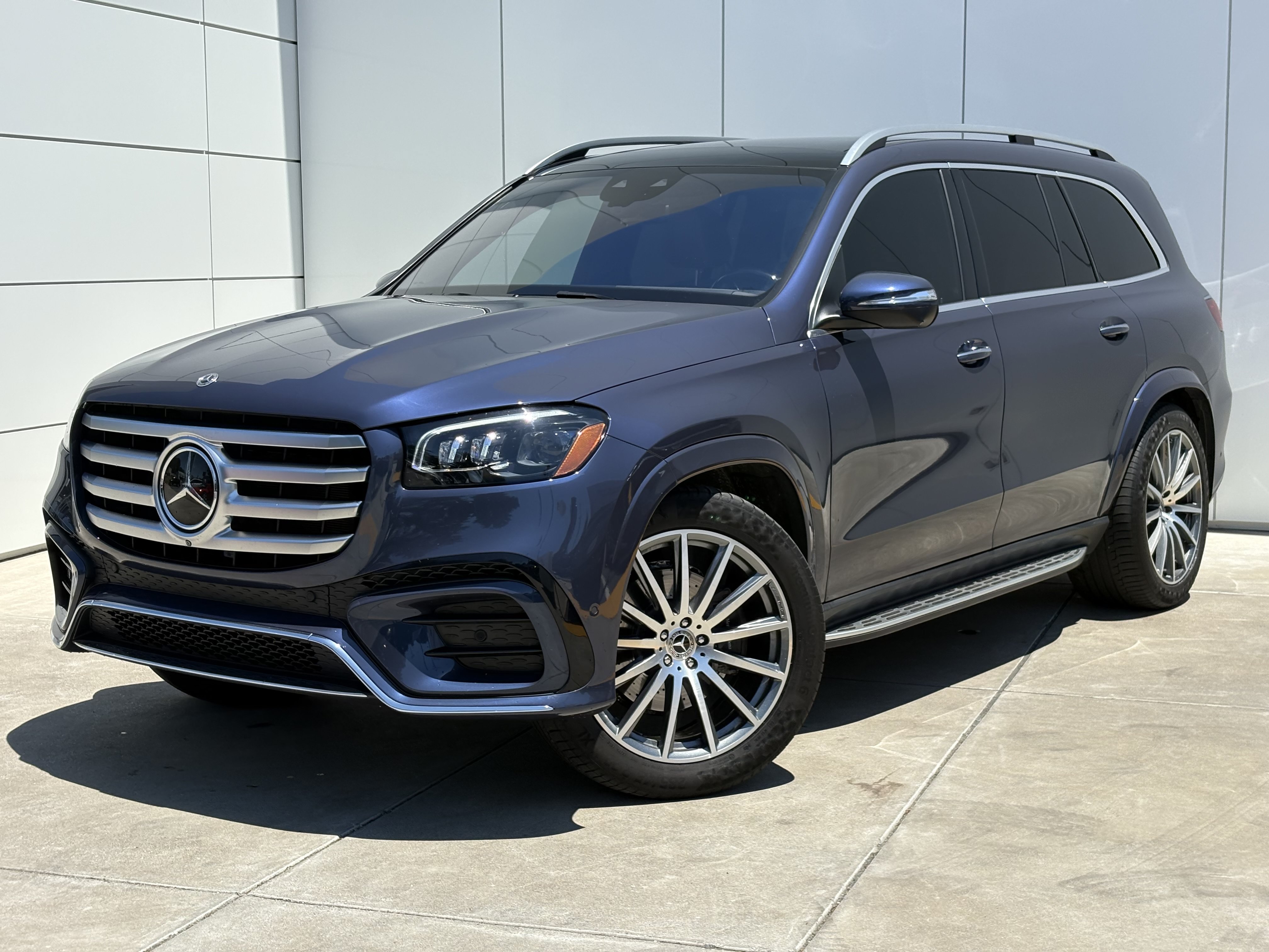 Used 2024 Mercedes-Benz GLS 580 4MATIC image 2