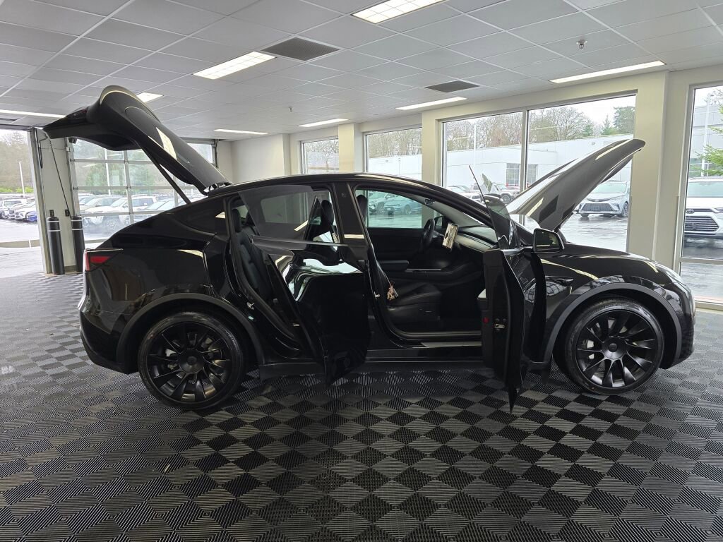 Used 2021 Tesla Model Y Long Range image 18