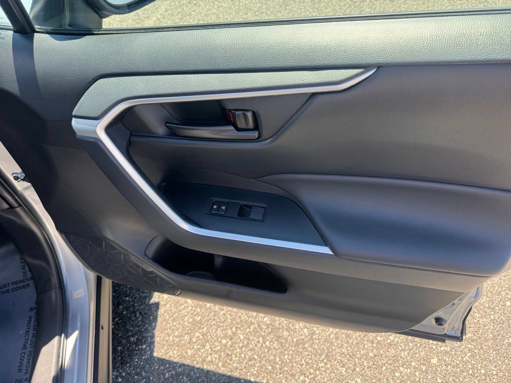 Used 2023 Toyota RAV4 LE AWD/4WD image 17