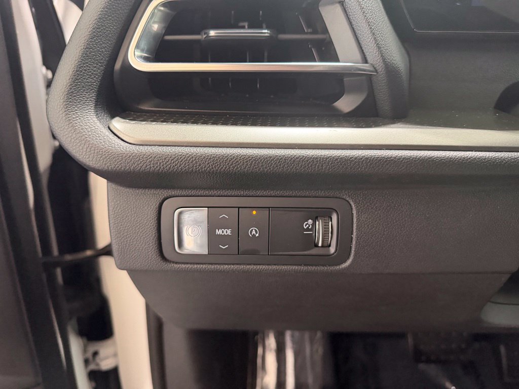 Used 2025 Chevrolet Traverse LT FWD image 19