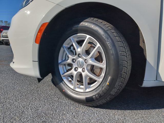 Used 2024 Chrysler Pacifica Touring-L FWD image 35