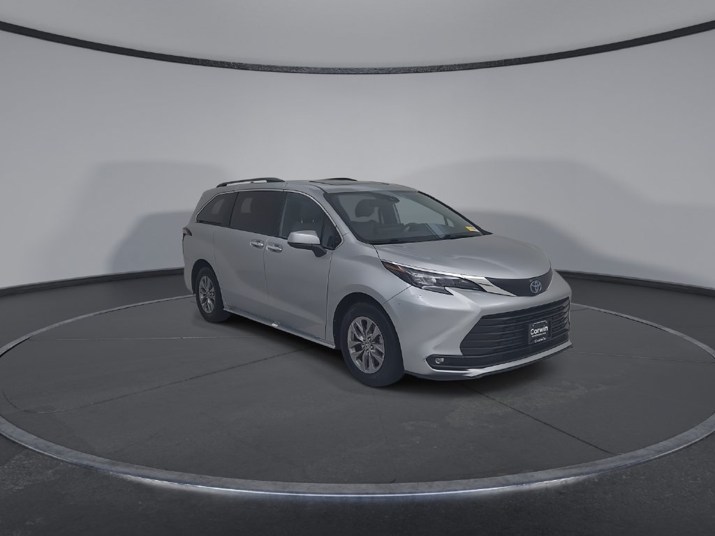 Used 2025 Toyota Sienna XLE FWD image 3