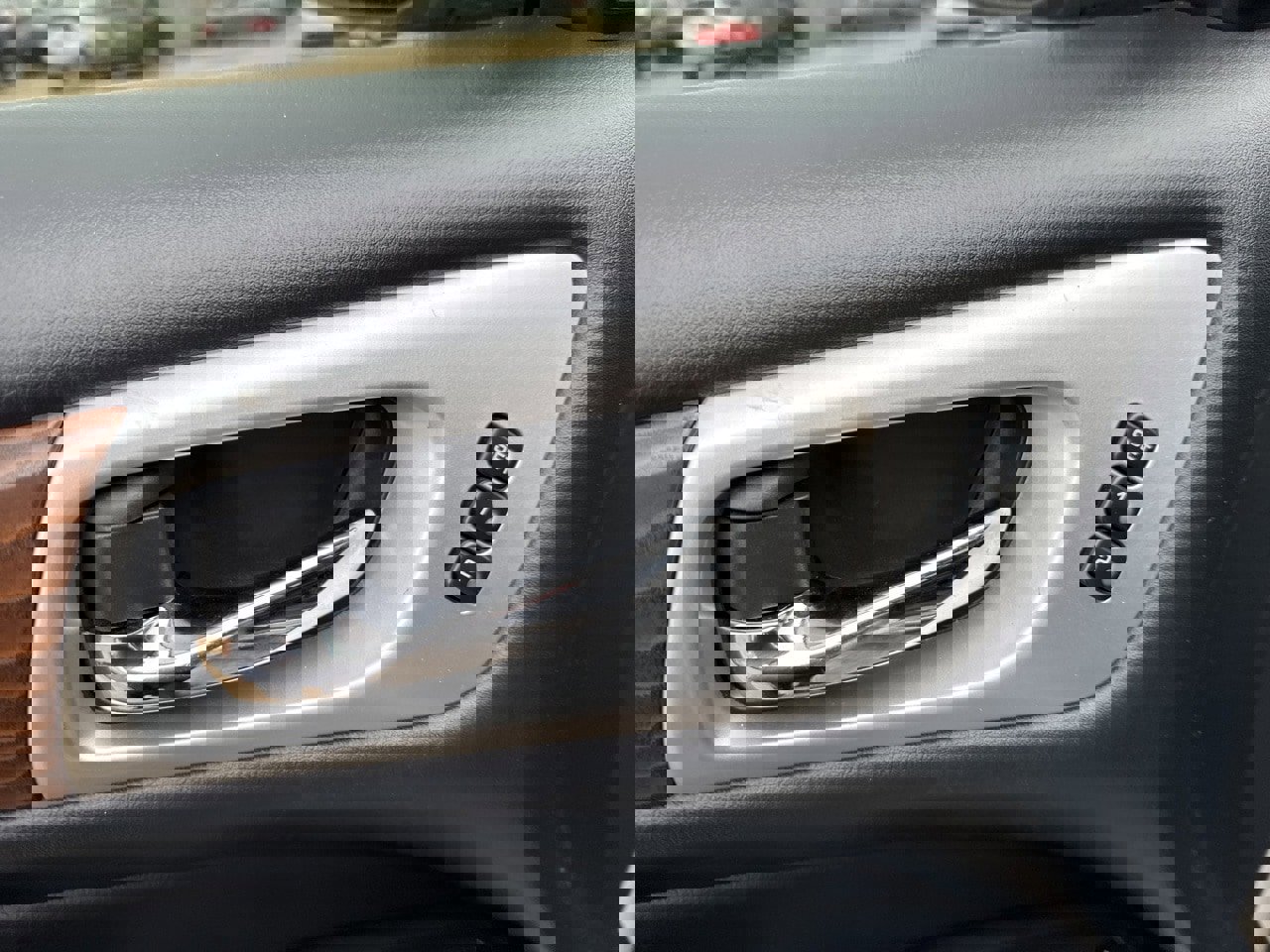 Used 2019 Nissan Pathfinder Platinum image 11