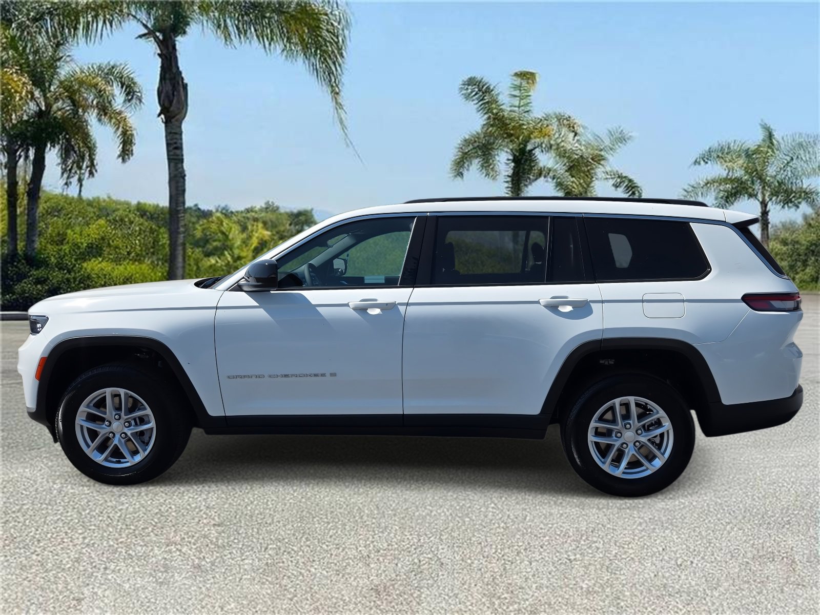 New 2026 Jeep Grand Cherokee L Laredo RWD image 2