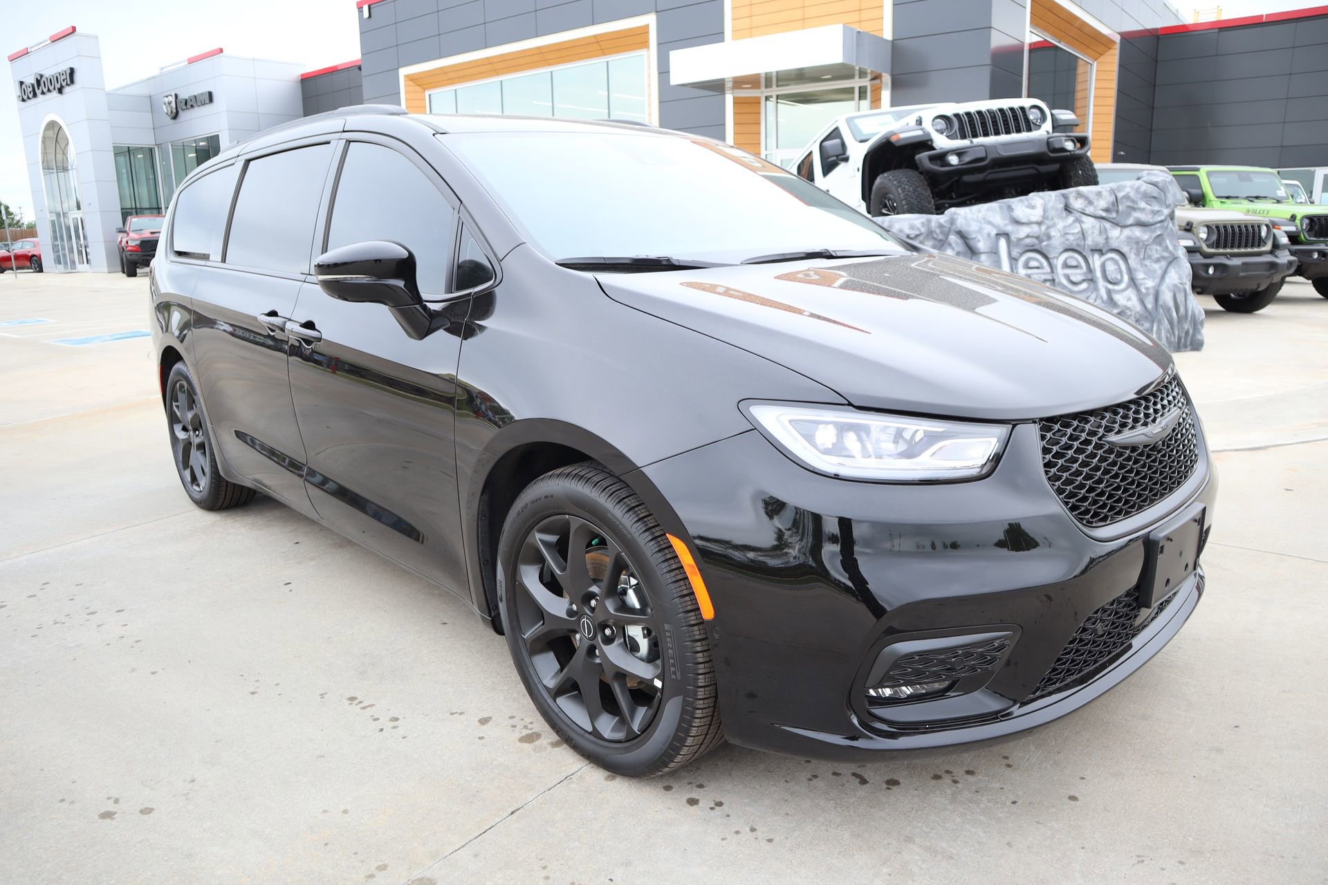 New 2026 Chrysler Pacifica Limited w/ Uconnect Theater Family Group FWD image 1