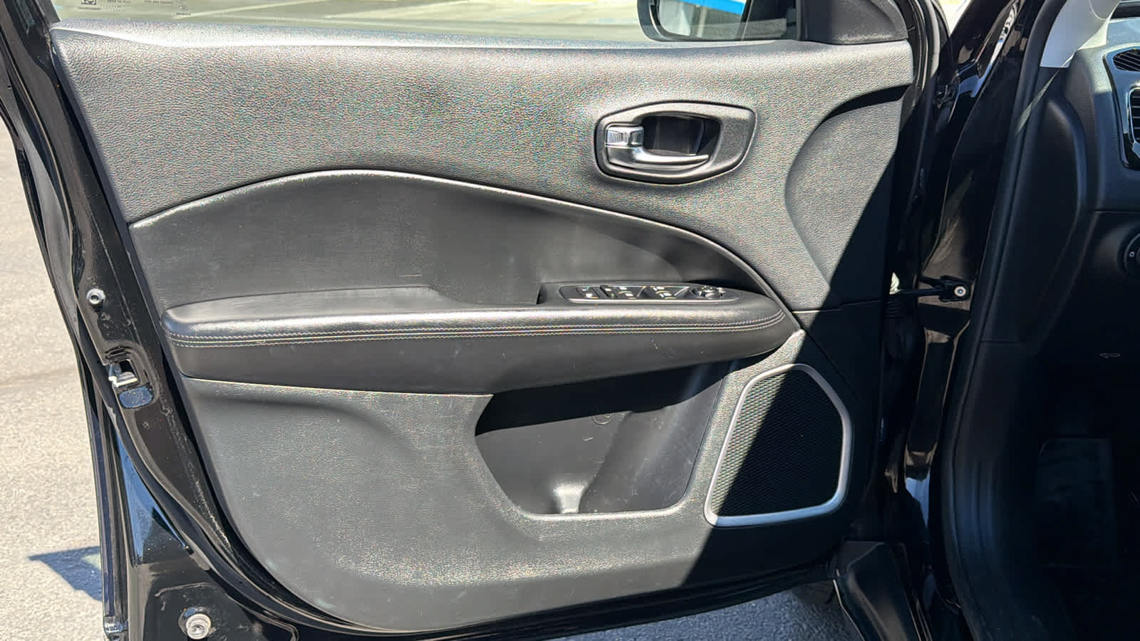Used 2020 Jeep Compass Latitude FWD image 23