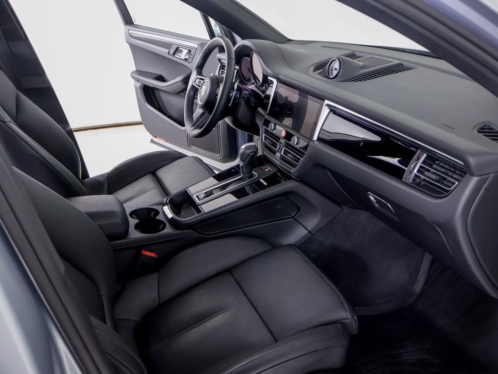 Certified 2025 Porsche Macan AWD/4WD image 8